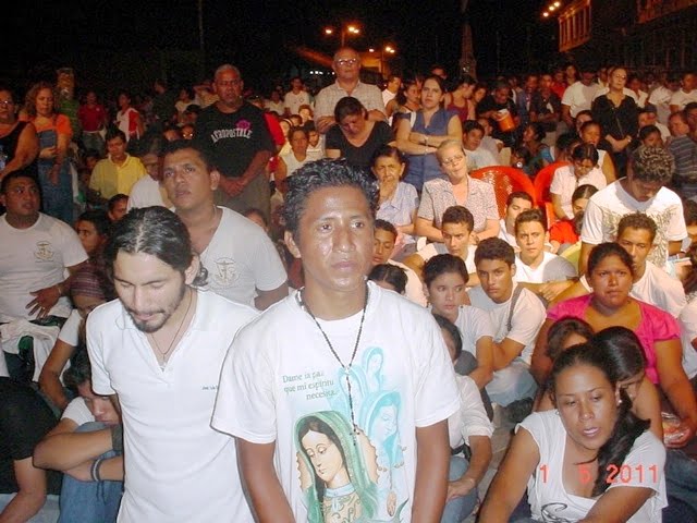 Estos uchachos se sienten como en casa bajo el telon oscuro de la noche celebrando a Juan Pablo II